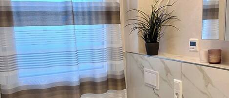 Douche, sèche-cheveux, serviettes fournies, savon