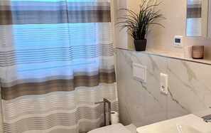 Bruser, hårtørrer, håndklæder, Sæbe