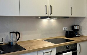 Køleskab, kogeplade, opvaskemaskine, kaffe-/temaskine