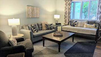 智能电视、壁炉、书