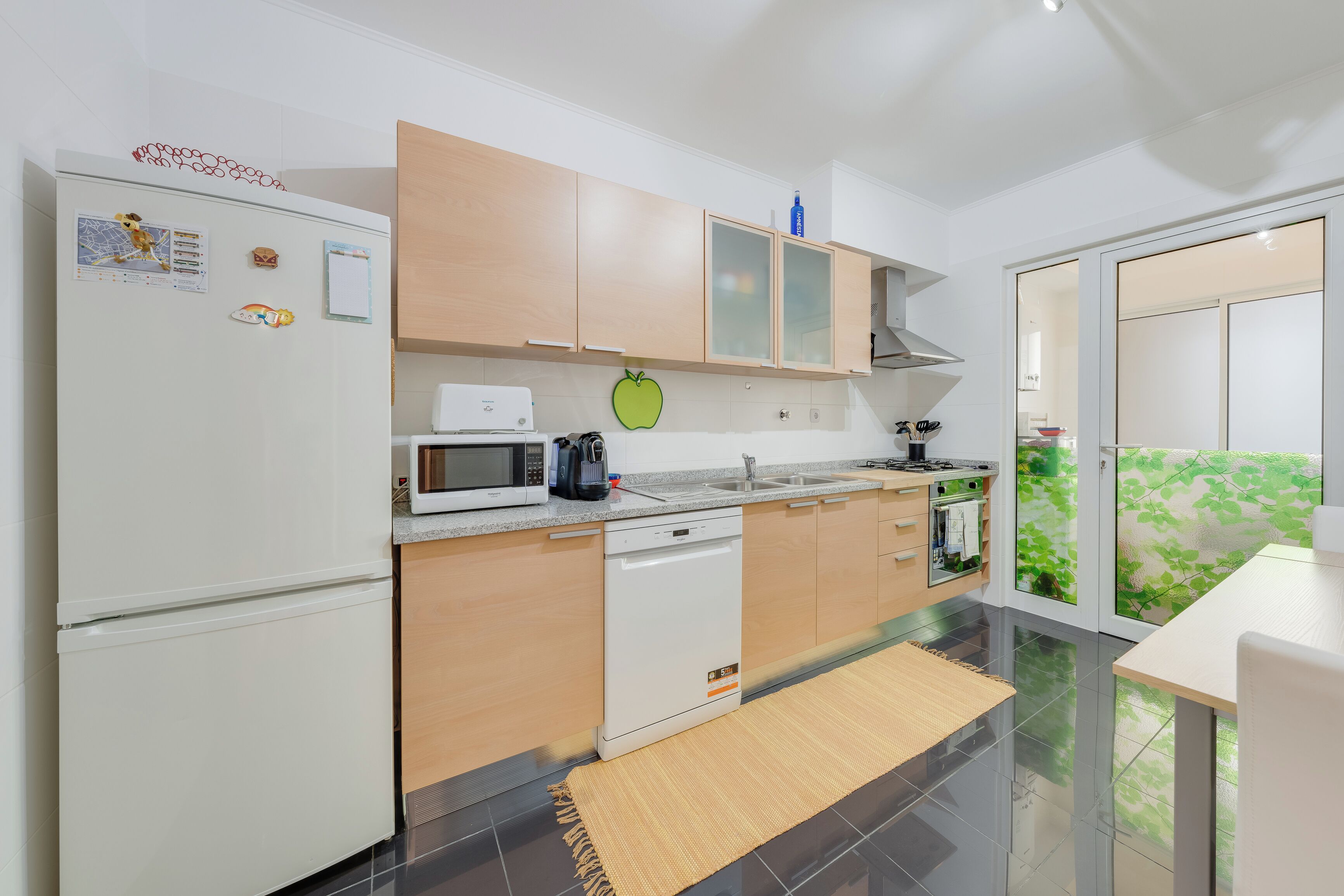 Een magnetron, een oven, een kookplaat, een vaatwasser