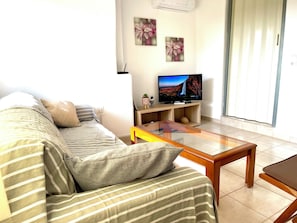 Living area - Gorgeous White Marsis Apartment in Paros (Paros)