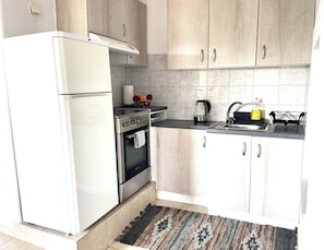 Apartment | Private kitchen | Full-sized fridge, oven, electric kettle, toaster - Gorgeous White Marsis Apartment in Paros (Paros)