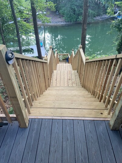 Lake Living's best! 
"Chillax" with 3brm, 2 Kings and 2-XL twins, 2 bath