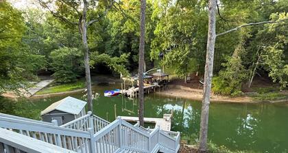 Lake Living's best!
"Chillax" with 3brm, 2 Kings and 2-XL twins, 2 bath