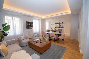 TV, DVD player - Luxurious and Elegant Calle Alcalá Madrid Center ALC35 (Madrid)