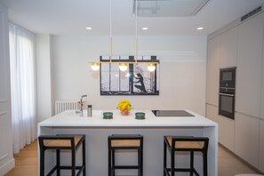 Fridge, microwave, oven, dishwasher - Luxurious and Elegant Calle Alcalá Madrid Center ALC35 (Madrid)