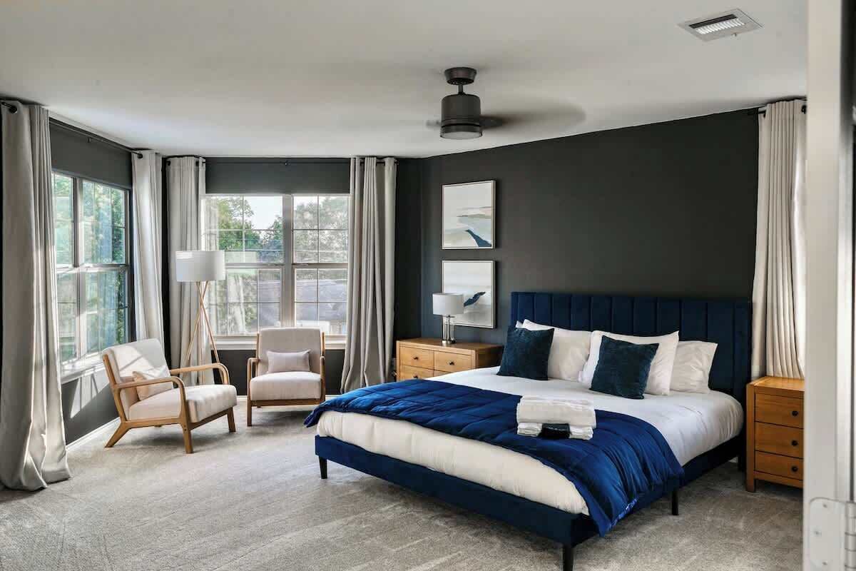 6 habitaciones, tabla de planchar con plancha y cuna de viaje 
