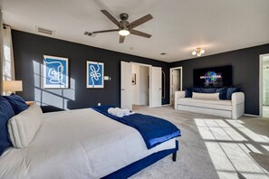 6 Schlafzimmer, Schreibtisch, Bügeleisen/Bügelbrett, Reisekinderbett