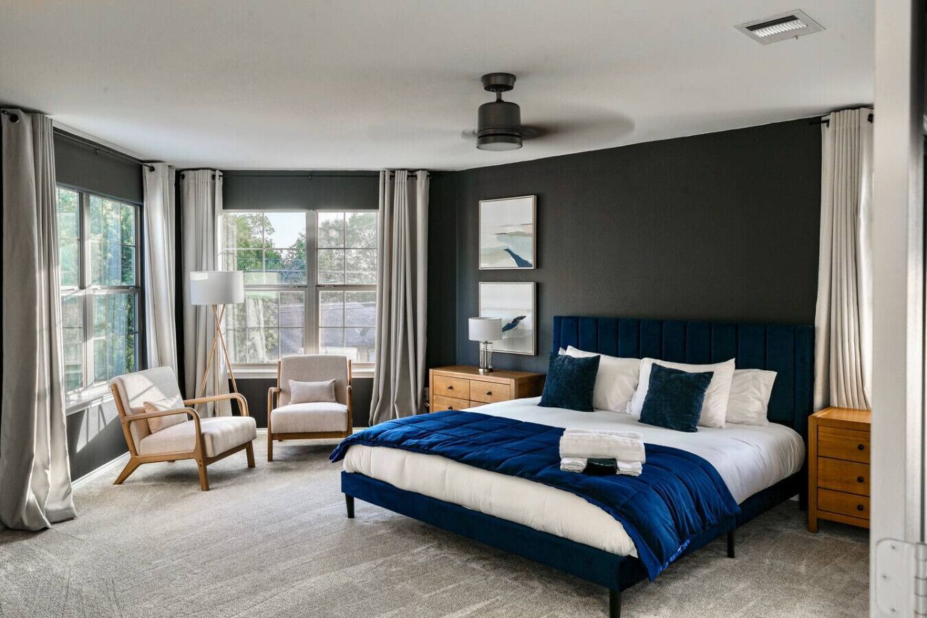 Skrivebord, strykejern/-brett, reiseseng for barn og wi-fi (inkludert)