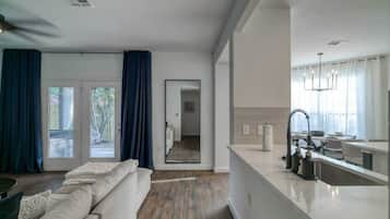 Smart-TV, Kamin, Arbeitsbereiche