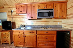 ثلاجة، ميكروويف، موقد طهي مسطح، ماكينة لصنع القهوة/الشاي