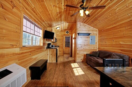 Deluxe Cabin 63 w/ 4 Beds