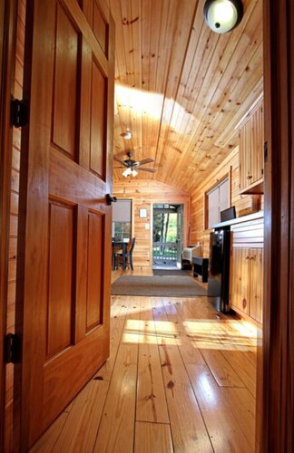 Deluxe Cabin 69 w/ 4 Beds