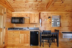 Jääkaappi, mikroaaltouuni, kahvin-/teenkeitin