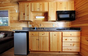 Mikrowelle, Herdplatte, Wasserkocher mit Kaffee-/Teezubehör