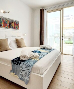Premium bedding, down comforters, memory foam beds, in-room safe - Branco Suites (Sal)