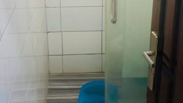 Deluxe Suite | Bathroom | Slippers, towels