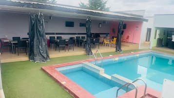 Kolam renang outdoor