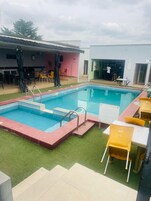 Una piscina al aire libre