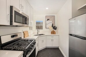 Réfrigérateur, four à micro-ondes, un four, surface de cuisson