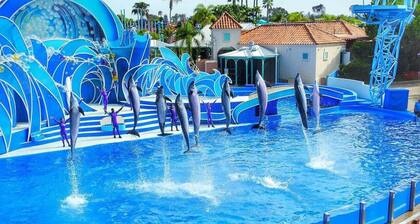 Stylish 1Br Retreat w/Garage AC Close 2 Everything