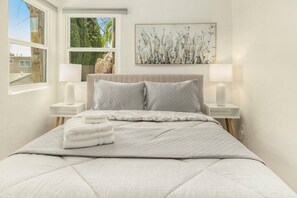 Literie hypoallergénique, lit avec matelas en mousse à mémoire, bureau