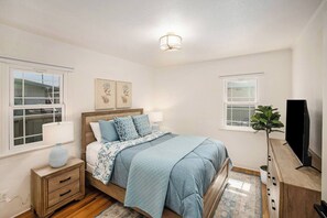 4 bedrooms, desk, iron/ironing board, travel cot - Charming 3br House w/AC Firepit Close 2 Everything (San Diego)