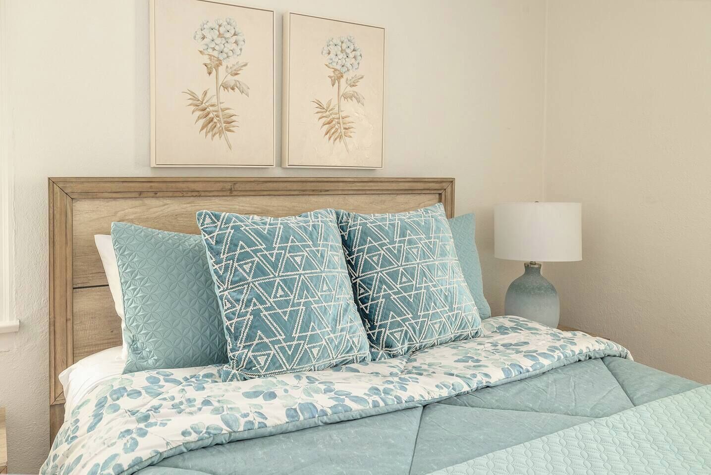 Bureau, fer et planche à repasser, lit parapluie, Wi-Fi gratuit