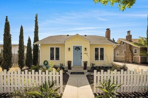 Exterior - Charming 3br House w/AC Firepit Close 2 Everything (San Diego)