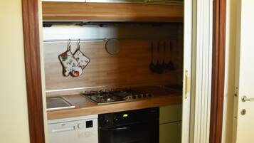 Frigorifero, forno, piano cottura, lavastoviglie