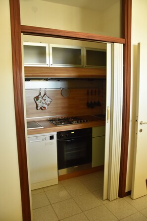 Kylskåp, ugn, spishäll och diskmaskin