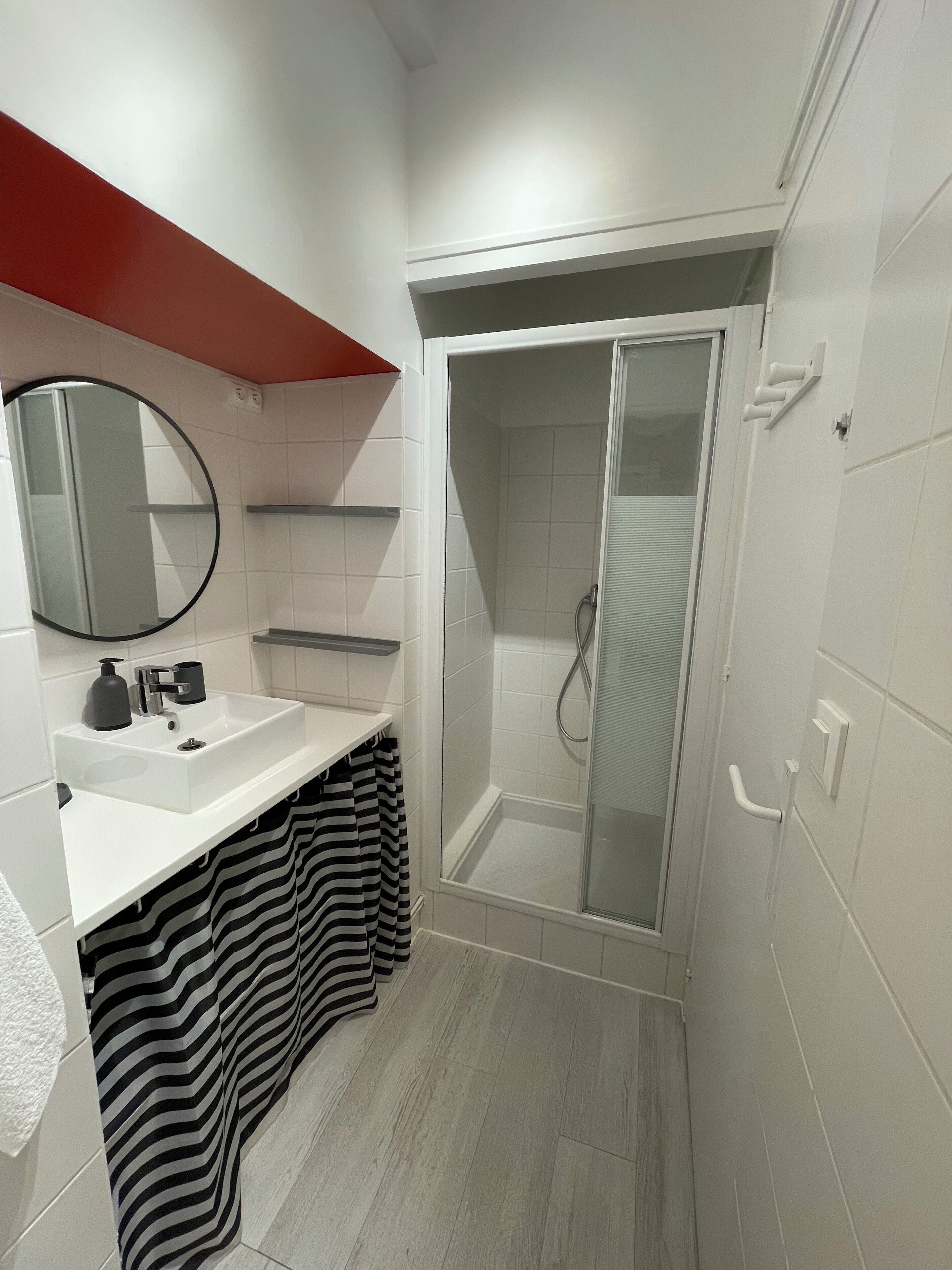 Douche, sèche-cheveux, serviettes fournies, papier toilette