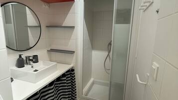 Douche, sĂšche-cheveux, serviettes fournies, papier toilette
