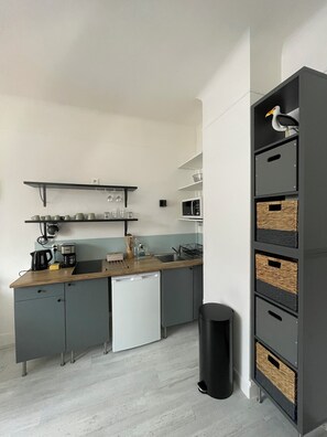 Réfrigérateur, micro-ondes, plaque de cuisson, cafetière/bouilloire