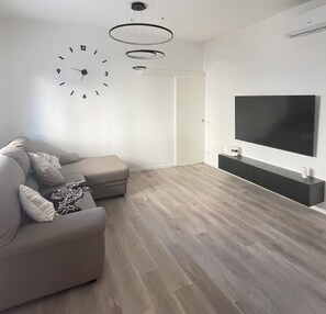 Living area - GIGI HOUSE [PIAZZA MAZZINI] 300m from the sea - 2 BATHROOMS & 2 BEDROOMS (Lido di Jesolo)