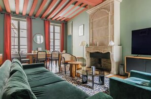 TV - EXCEPTIONAL LOCATION & MESMERISING VIEW OF SEINE - QUAI DE LA TOURNELLE (paris)