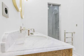 Dusche, Haartrockner, Handtücher, Seife