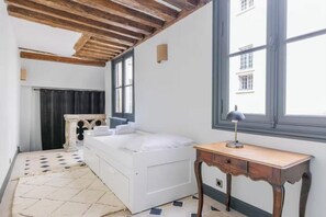 3 bedrooms, desk, iron/ironing board, free WiFi