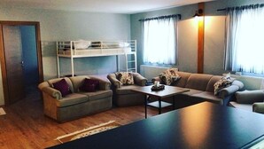 Familie-småhus, røyk, bakgårdsutsikt | Oppholdsområde