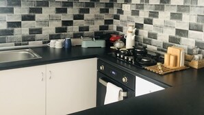Familie-småhus, røyk, bakgårdsutsikt | Eget kjøkken | Kaffetrakter/tekoker, minikjøleskap, ovn og kokeplater