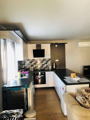 Family Cottage, Smoking, Courtyard View | Private kitchen | Mini-fridge, oven, stovetop, dishwasher - Sakin ve Huzurlu Butik Ev (Beykoz)