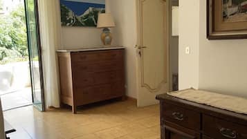 Tweepersoonskamer | Een kluis op de kamer, een strijkplank/strijkijzer, gratis wifi