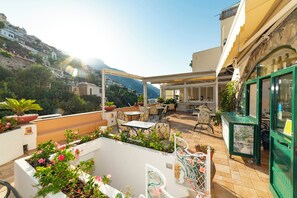 Firemannsrom – familie, 2 dobbeltsenger | Terrasse/patio
