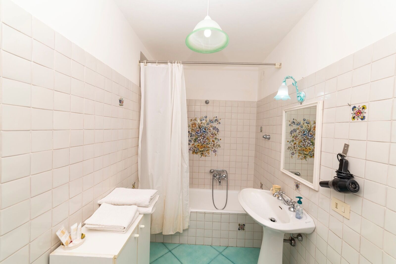 Secador de pelo, bidet, toallas