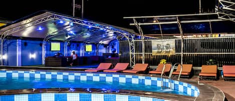 Bar en bord de piscine