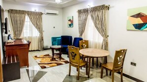 Suite Keluarga | Brankas, meja kerja, tirai kedap cahaya, dan Wi-Fi gratis