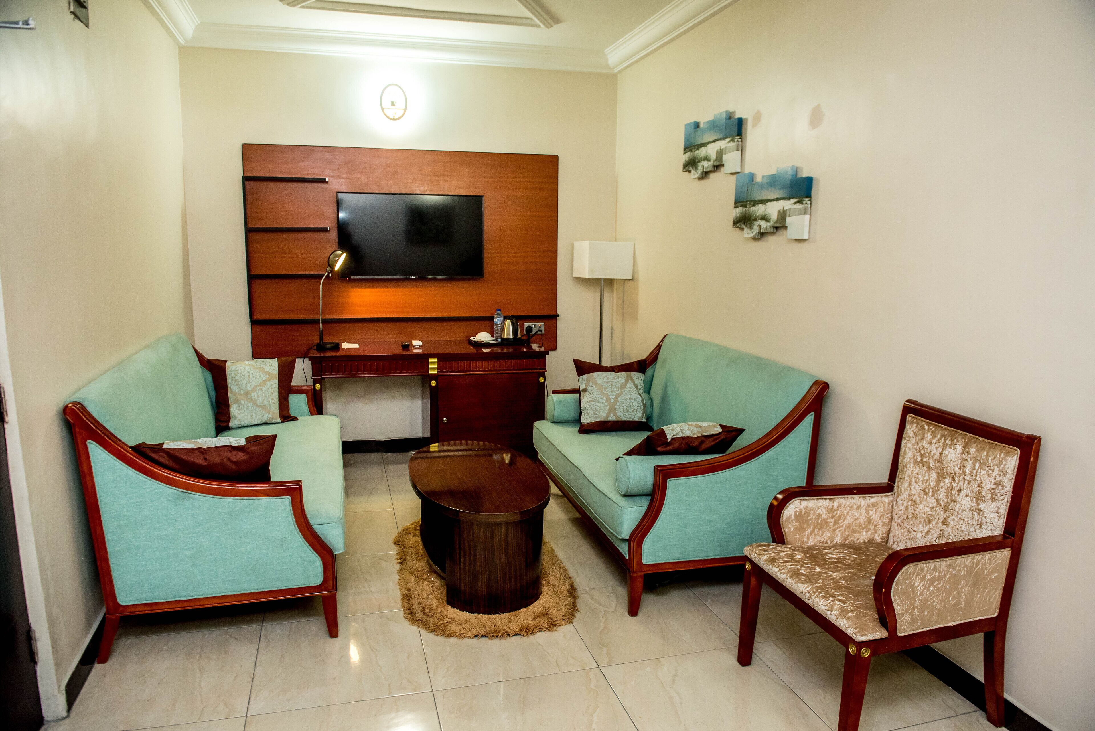 Suite exclusiva | Zona de estar | Televisión LCD de 43 pulgadas con canales por satélite