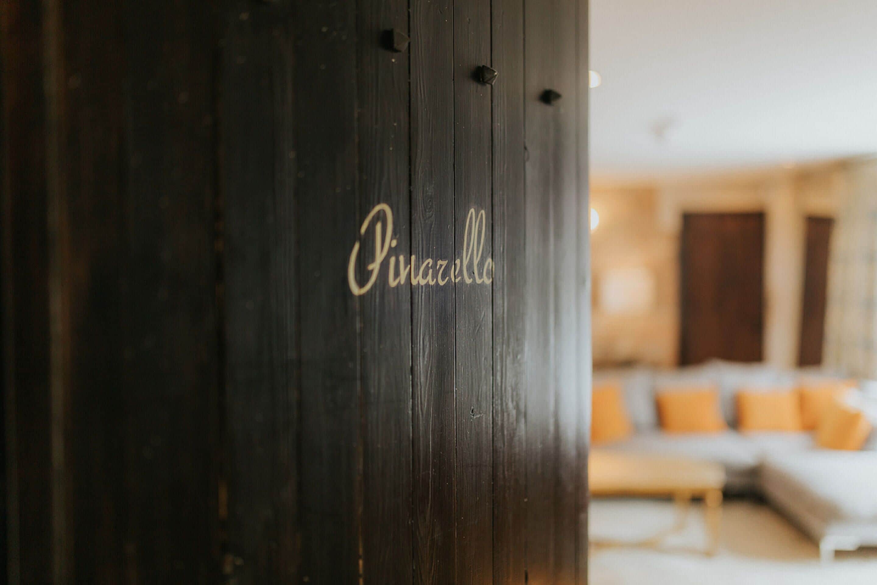 奢华双人房 | 客房内保险箱、特色装修、办公桌、熨斗/熨衣板