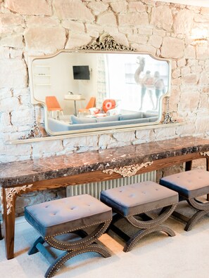 Living area - Newton Hall Courtyard Rooms (Alnwick)